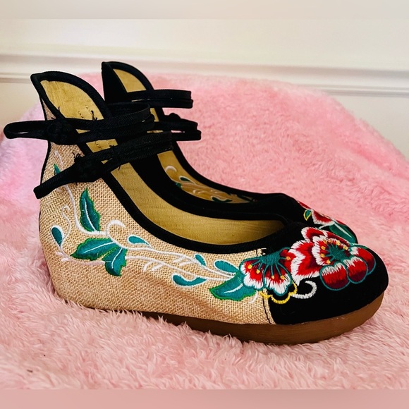 Vintage Chinese Floral Hibiscus Embroidery Strappy Round Toe Platform Wedges - Picture 4 of 16